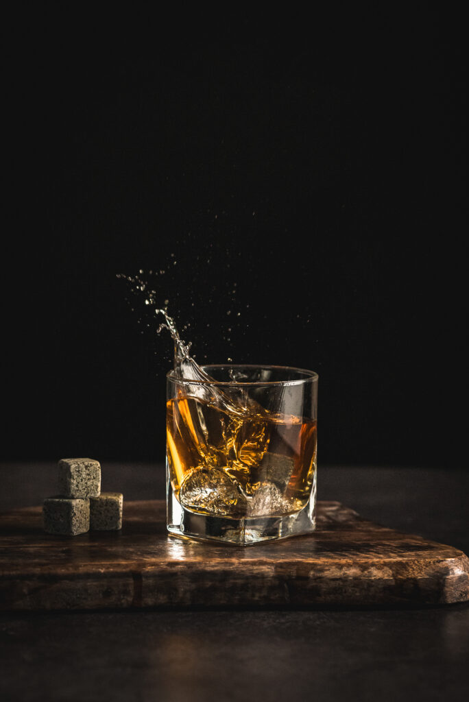 Fotografia produktowa Smoky Craft: whisky z lodem, wędzona artystycznie