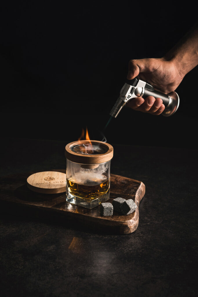 Fotografia produktowa Smoky Craft: kompletny zestaw do wędzenia whisky, luxury styling