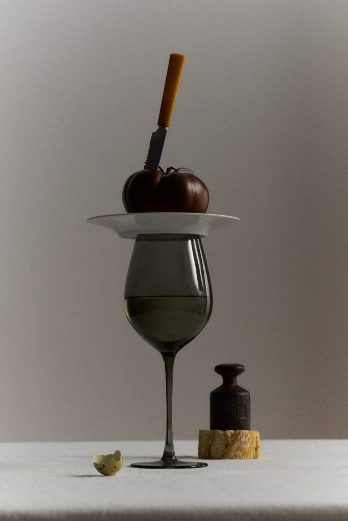 Fotografia produktowa still life: kieliszek wina z elementami dekoracyjnymi, elegancka fotografia lifestyle'owa