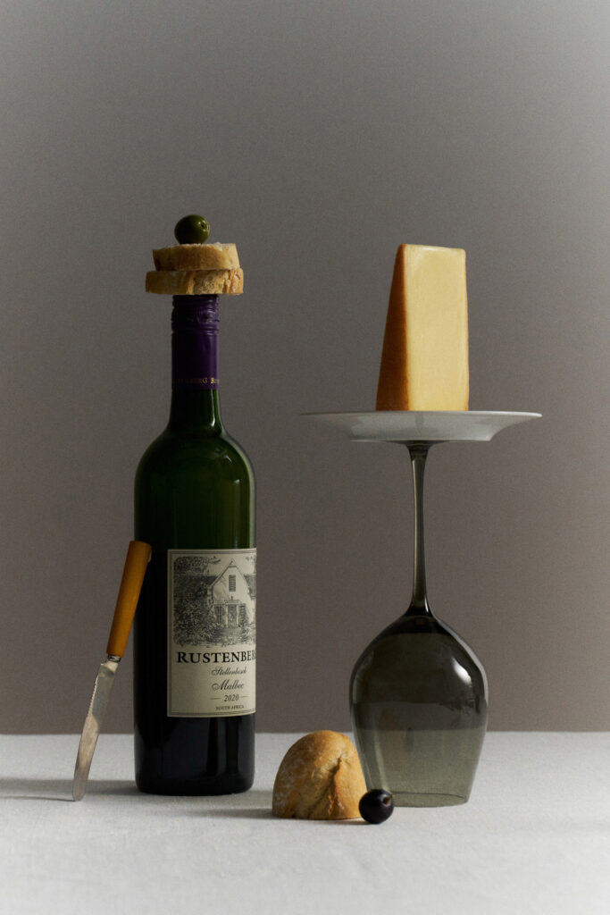 Fotografia produktowa still life: wino z kieliszkami i dodatkami, artystyczna aranżacja premium