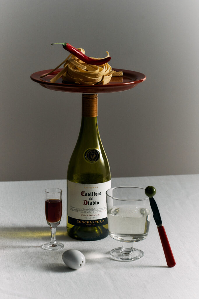 Fotografia produktowa still life: wino z zastawą i makaronem, artystyczna aranżacja kulinarnych element&oacute;w