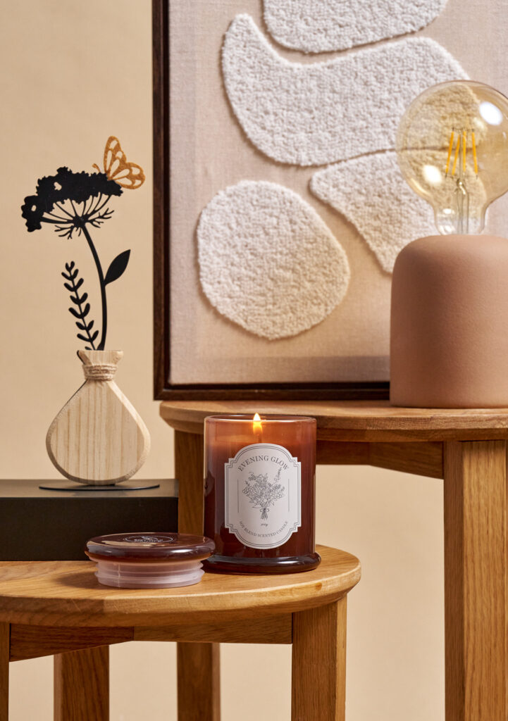 Fotografia produktowa salon: świeczki, lampa, obraz i akcesoria, artystyczna sesja