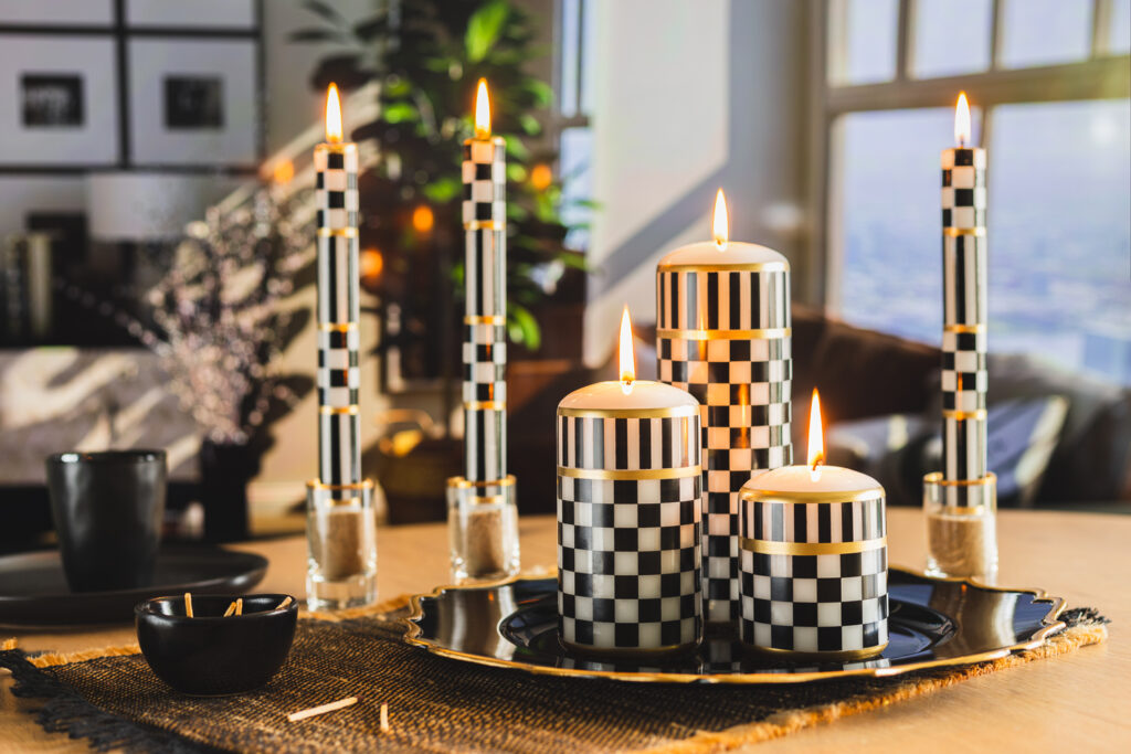 Fotografia produktowa świeczki: artystycznie stylizowane świeczki w szachownicę