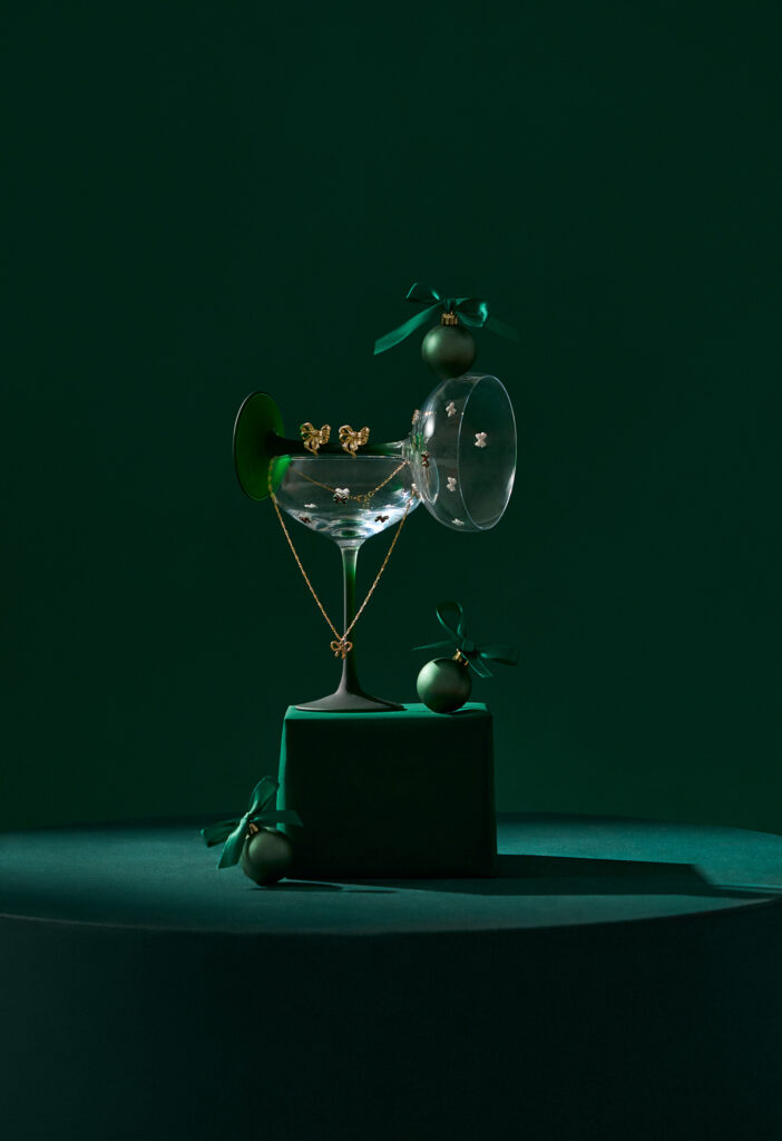 Fotografia produktowa Święta: świąteczna biżuteria i ozdoby, artystyczna aranżacja