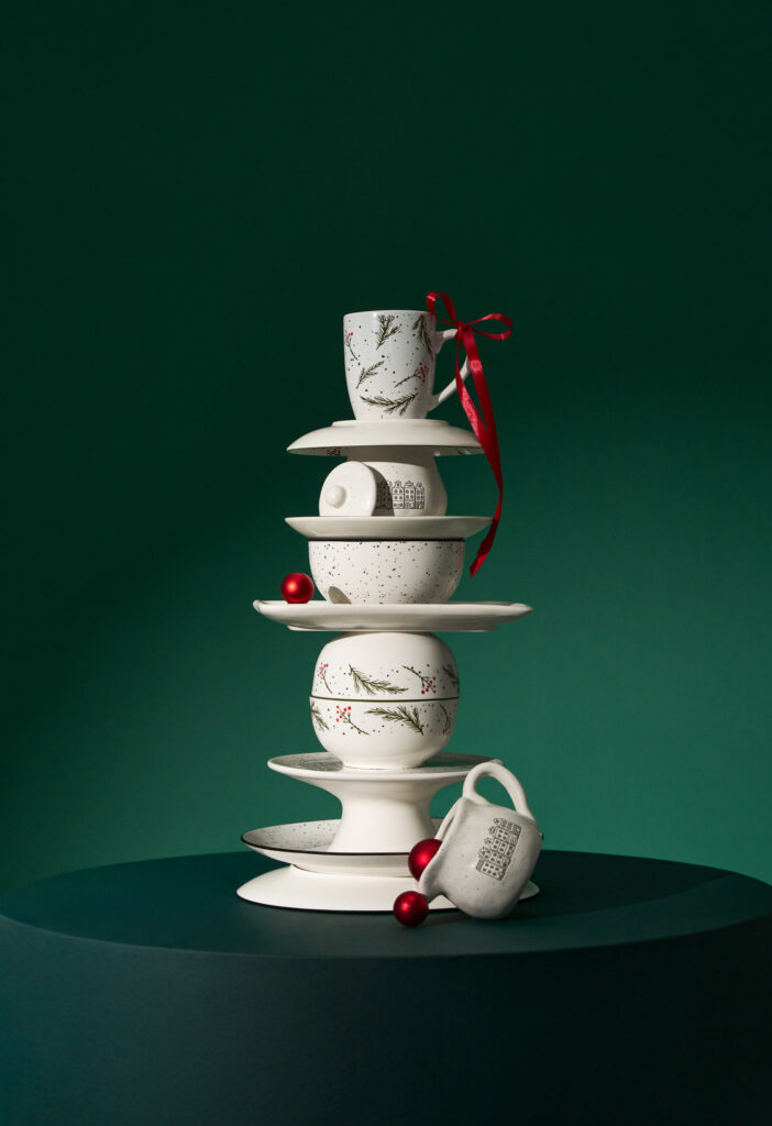 Fotografia produktowa ceramika: biała ceramika ze świątecznym wzorem, stylizacja sezonowa