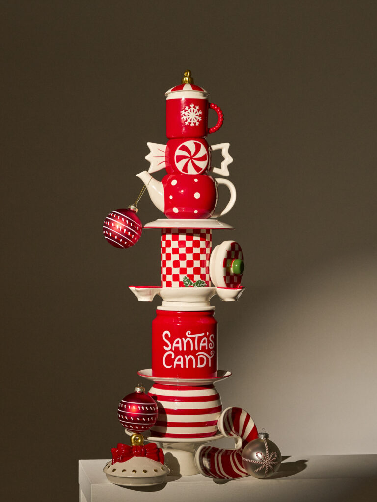 Fotografia produktowa ceramika: bożonarodzeniowe naczynia białe i czerwone, stylizacja świąteczna Posiakow Fotografia