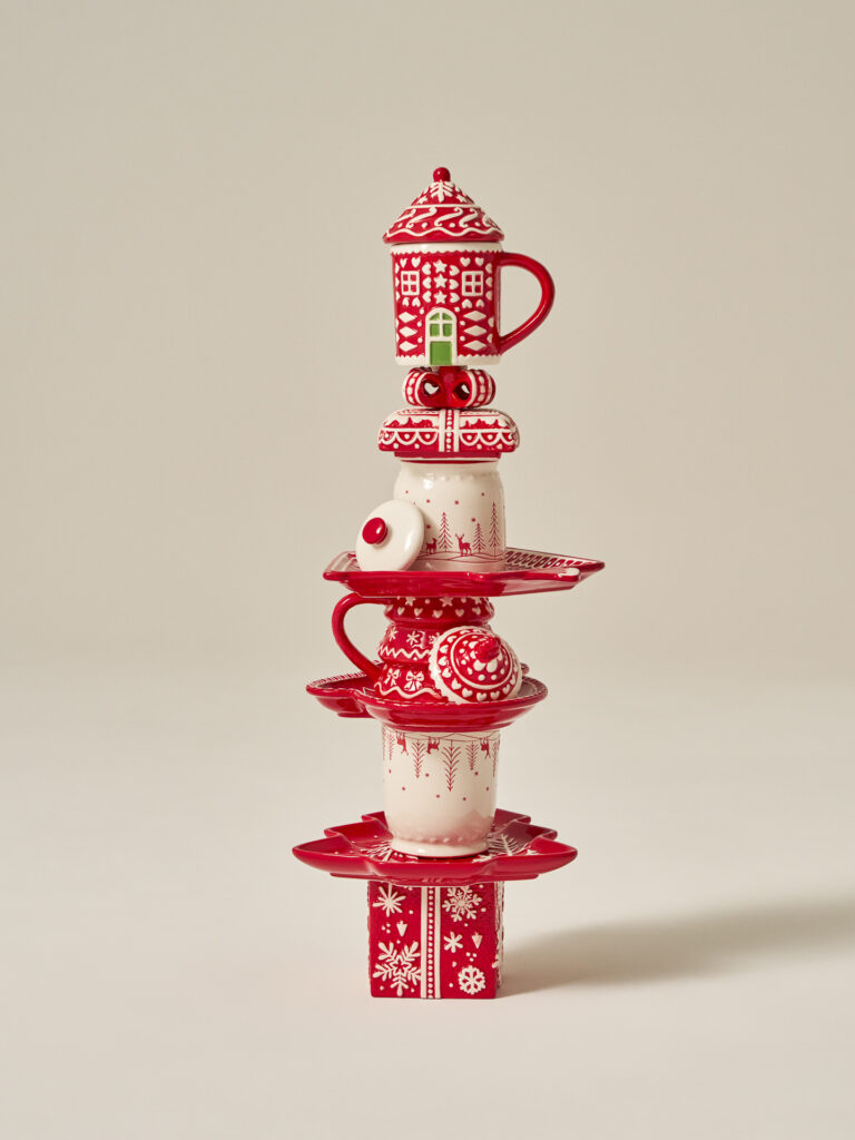 Fotografia produktowa ceramika: świąteczne naczynia białe i czerwone, stylizacja bożonarodzeniowa