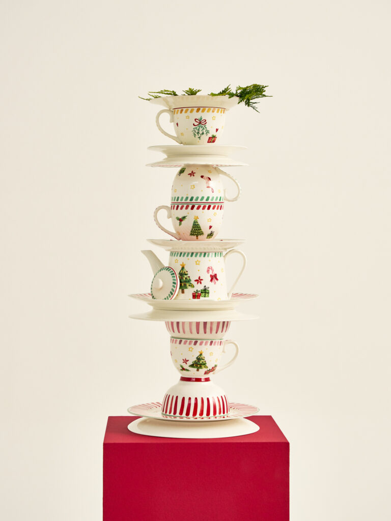 Fotografia produktowa ceramika: świąteczne naczynia z bożonarodzeniowym wzorem, stylizacja sezonowa