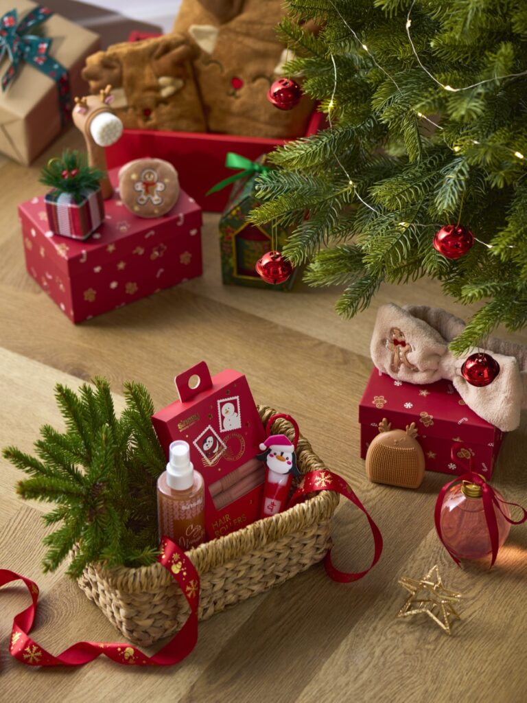 Fotografia produktowa Święta: świąteczne prezenty kosmetyki i akcesoria beauty, sesja kampanii