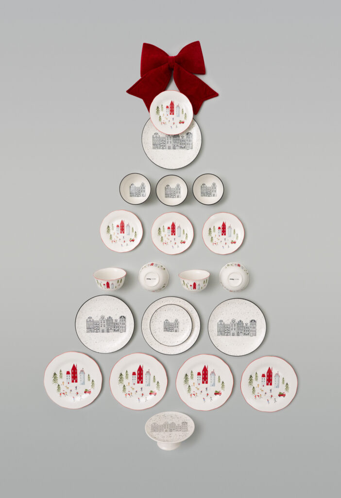 Fotografia produktowa ceramika: talerzyki i miska z bożonarodzeniowym wzorem, stylizacja sezonowa