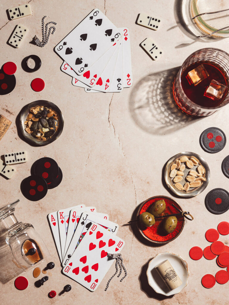 Fotografia produktowa Sylwester: akcesoria do gry i koktajle sylwestrowe, party styling