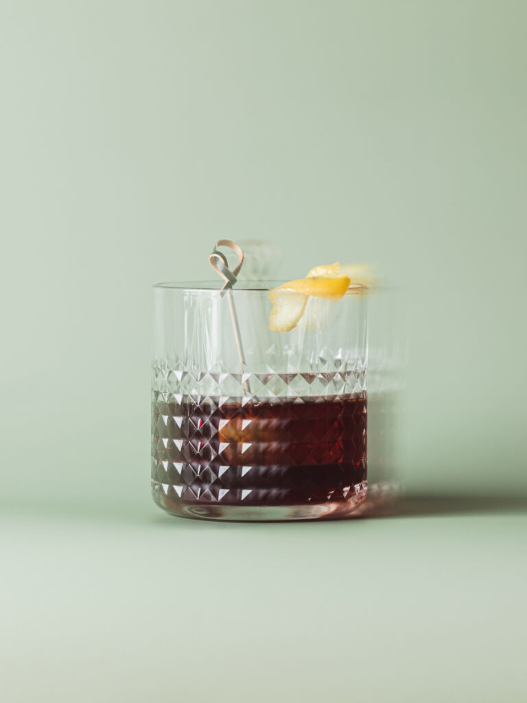 Fotografia produktowa Sylwester: koktajl sylwestrowy w eleganckiej szklance