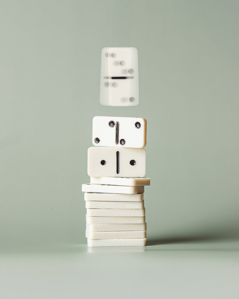 Fotografia produktowa Sylwester: dekoracyjna wieża z kostek domino, artystyczna aranżacja