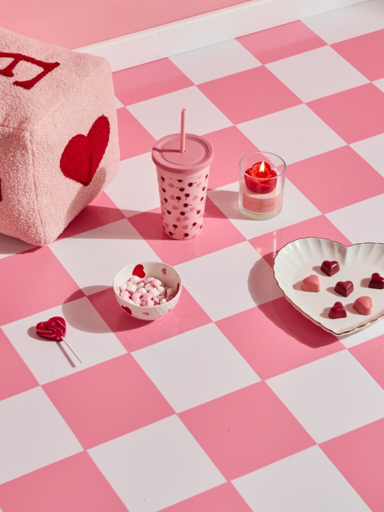 Fotografia produktowa Walentynki: akcesoria w kształcie serca, romantyczna stylizacja produkt&oacute;w