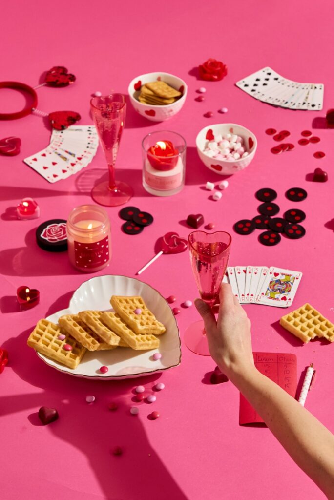 Fotografia produktowa Walentynki: artystycznie stylizowane akcesoria walentynkowe