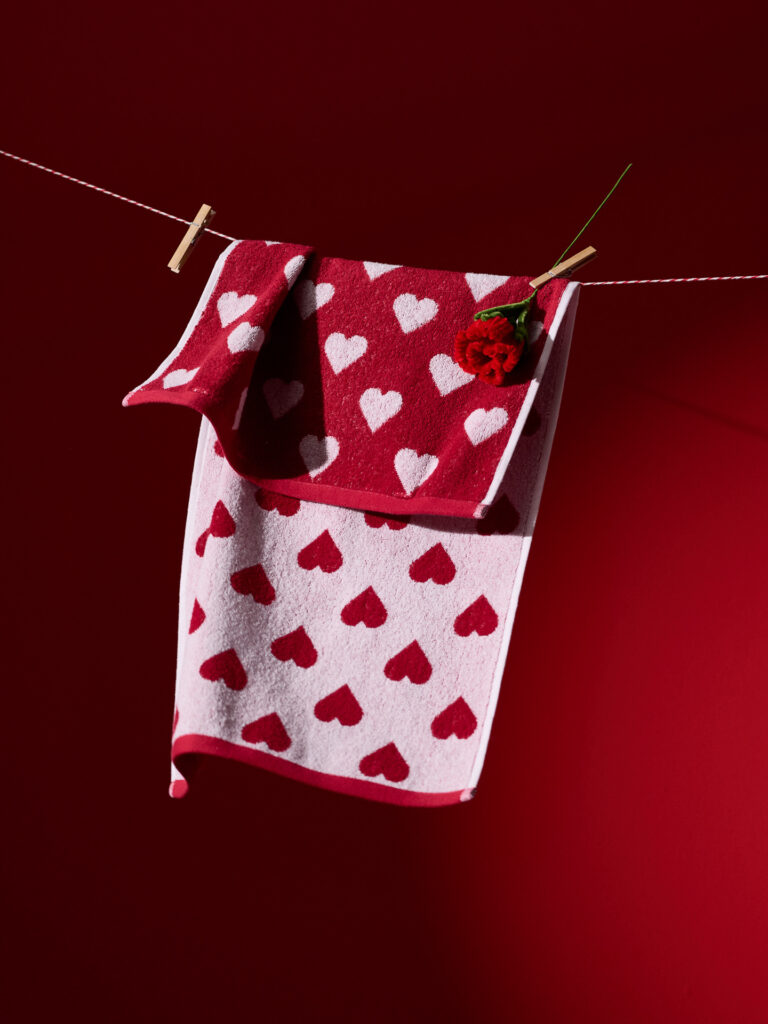 Fotografia produktowa Walentynki: ręcznik z walentynkowym motywem, artystyczna sesja tekstyli&oacute;w