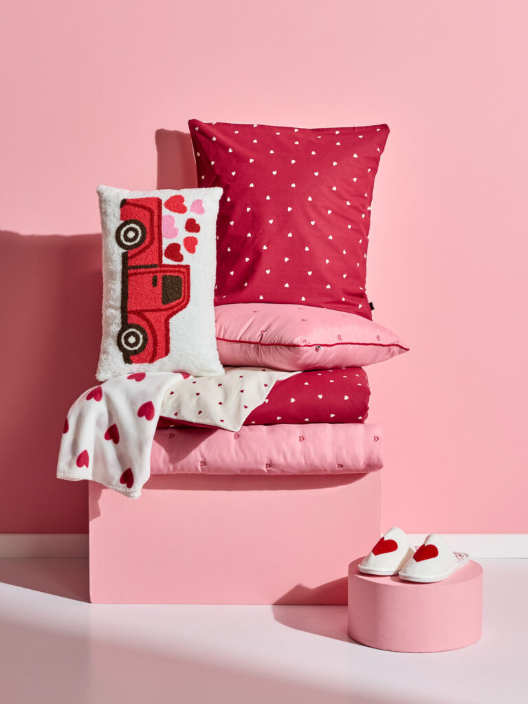 Fotografia produktowa Walentynki: romantyczny zestaw do sypialni, artystyczna sesja