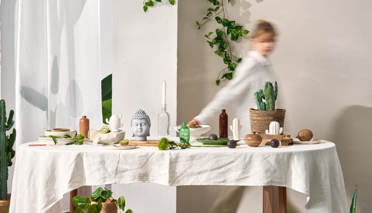 Sesja aranżacyjna Botanical Soul: st&oacute;ł z botaniczną dekoracją, artystyczna fotografia