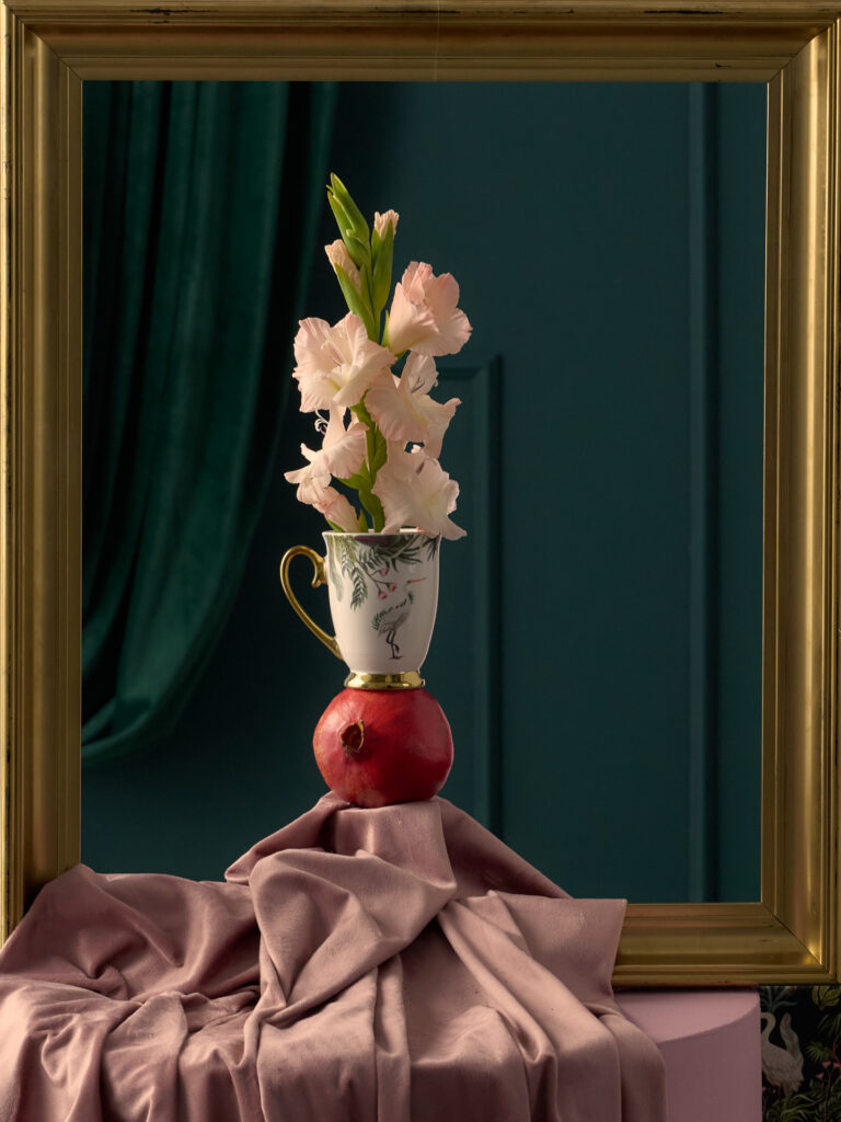 Sesja aranżacyjna Eternal Elegance: rama do zdjęć i ceramika z kwiatami