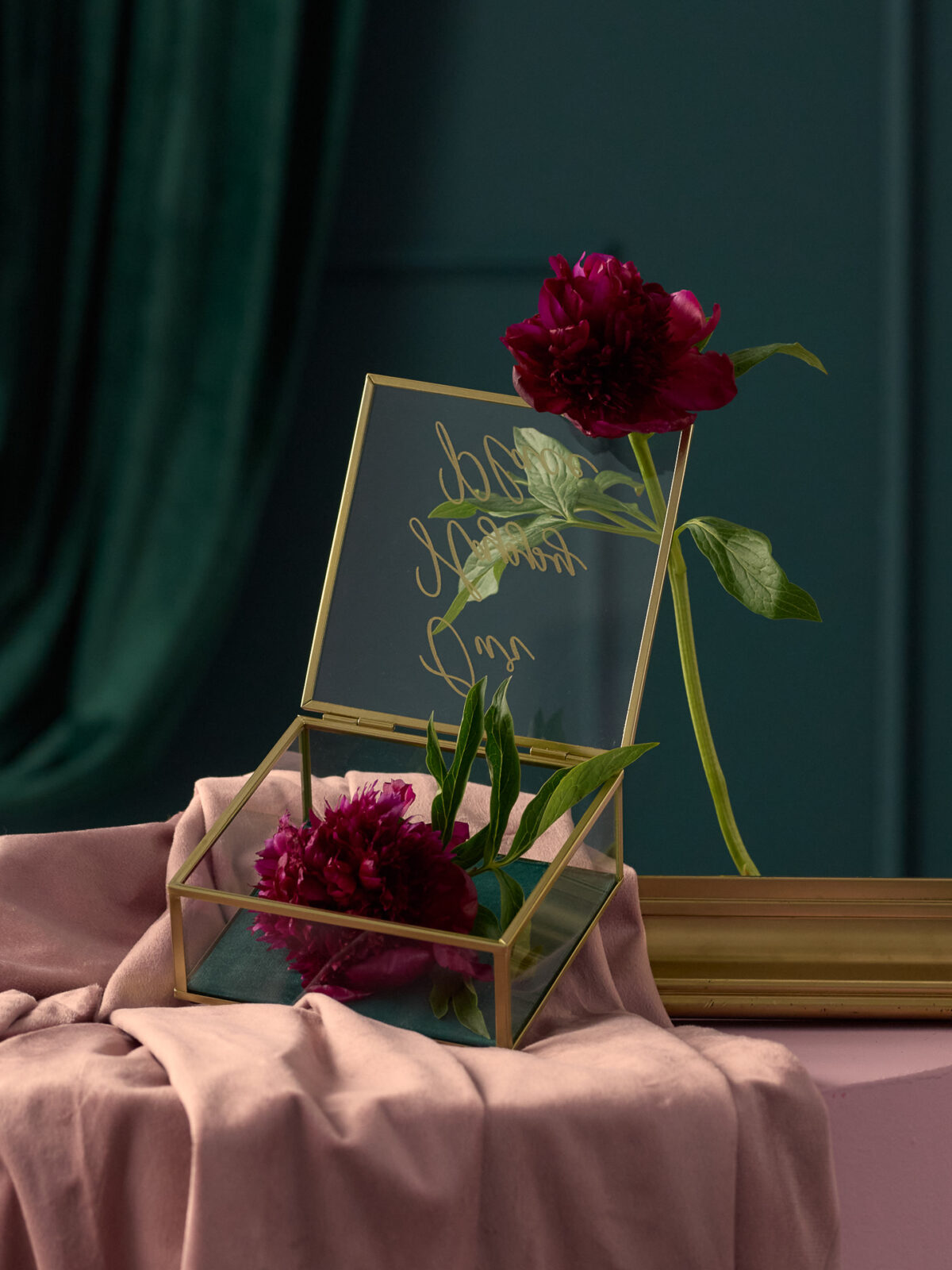 Sesja aranżacyjna Eternal Elegance: szklana szkatułka, artystyczna dekoracyjna fotografia