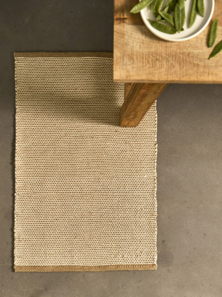 Sesja aranżacyjna Hues of Nature: mały dywan, stylizacja tekstyli&oacute;w domowych