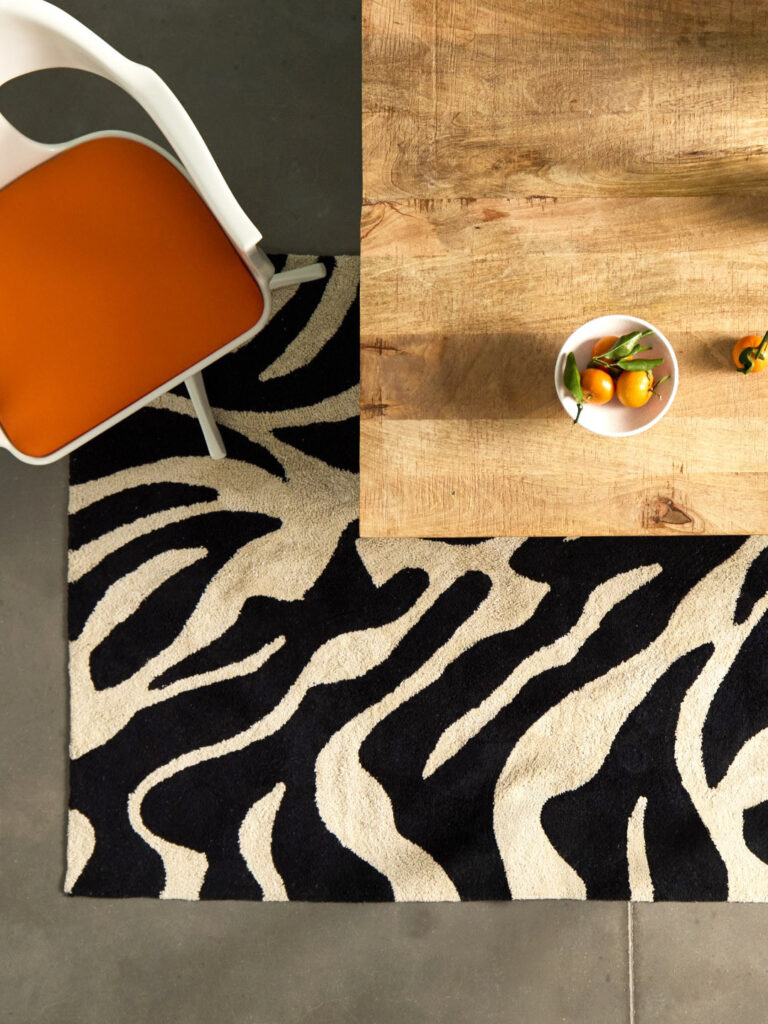 Sesja aranżacyjna Hues of Nature: dywan w ciemne paski, nowoczesna stylizacja tekstyli&oacute;w