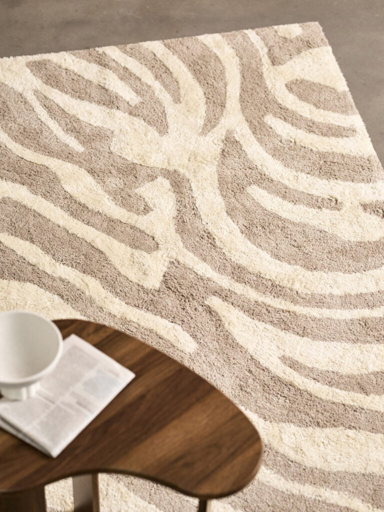 Sesja aranżacyjna Hues of Nature: dywan w jasne paski, naturalna stylizacja tekstyli&oacute;w