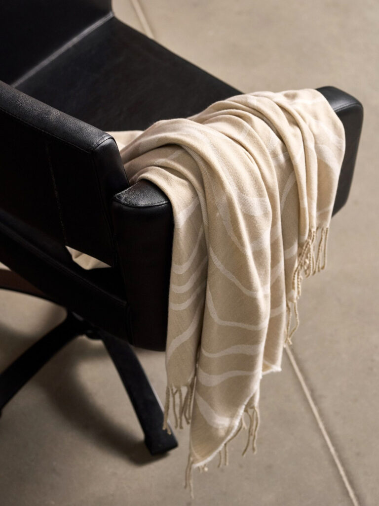 Sesja aranżacyjna Hues of Nature: miękki koc, przytulna stylizacja produkt&oacute;w tekstylnych