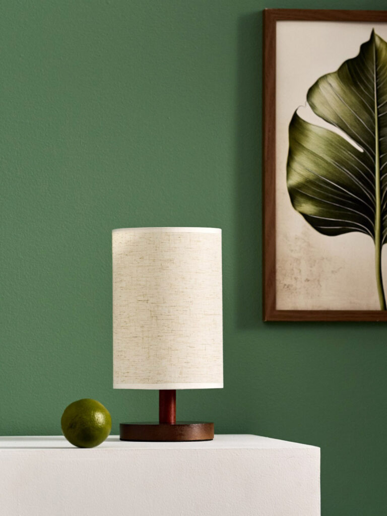 Sesja aranżacyjna Hues of Nature: artystycznie stylizowana lampka w motywach przyrody, dekoracyjna fotografia wnętrza