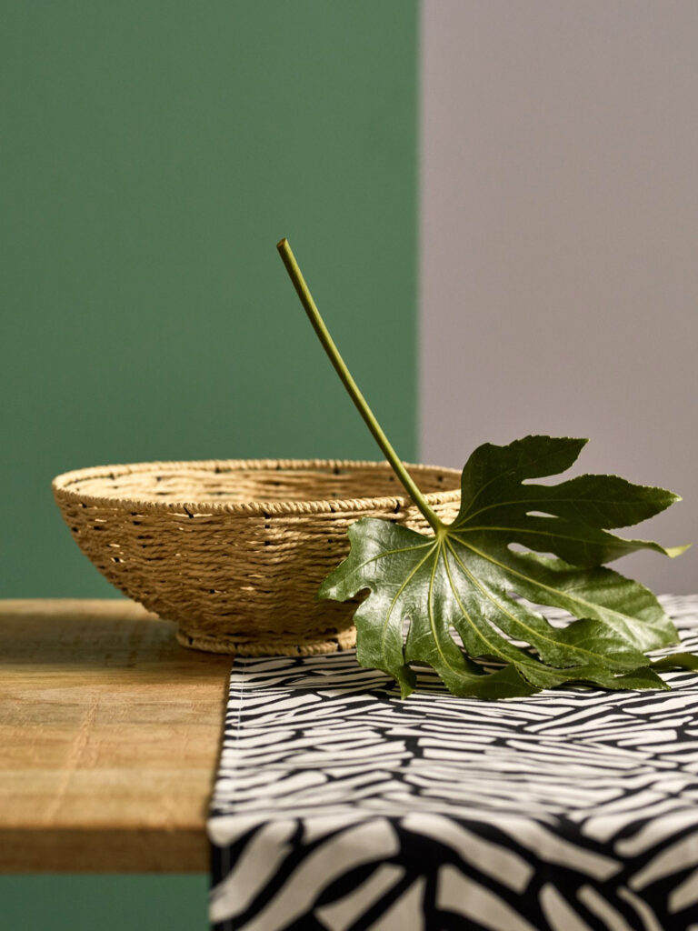Sesja aranżacyjna Hues of Nature: wiklinowa misa, naturalna stylizacja artykuł&oacute;w domowych
