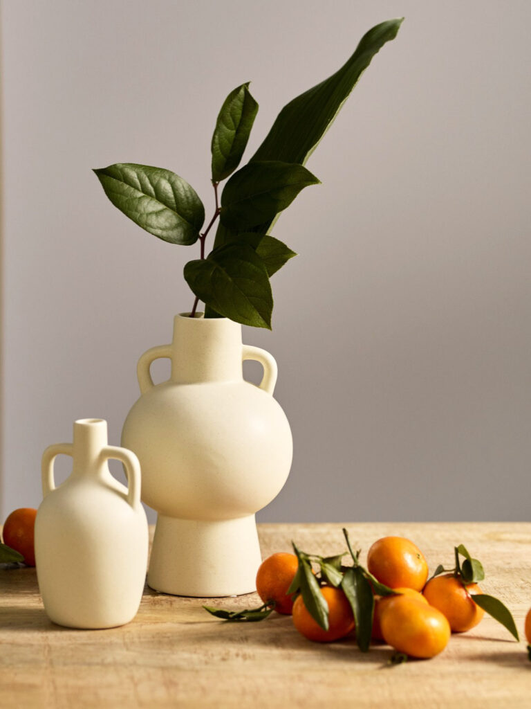Sesja aranżacyjna Hues of Nature: wazony z mandarynkami, sezonowa stylizacja dekoracji