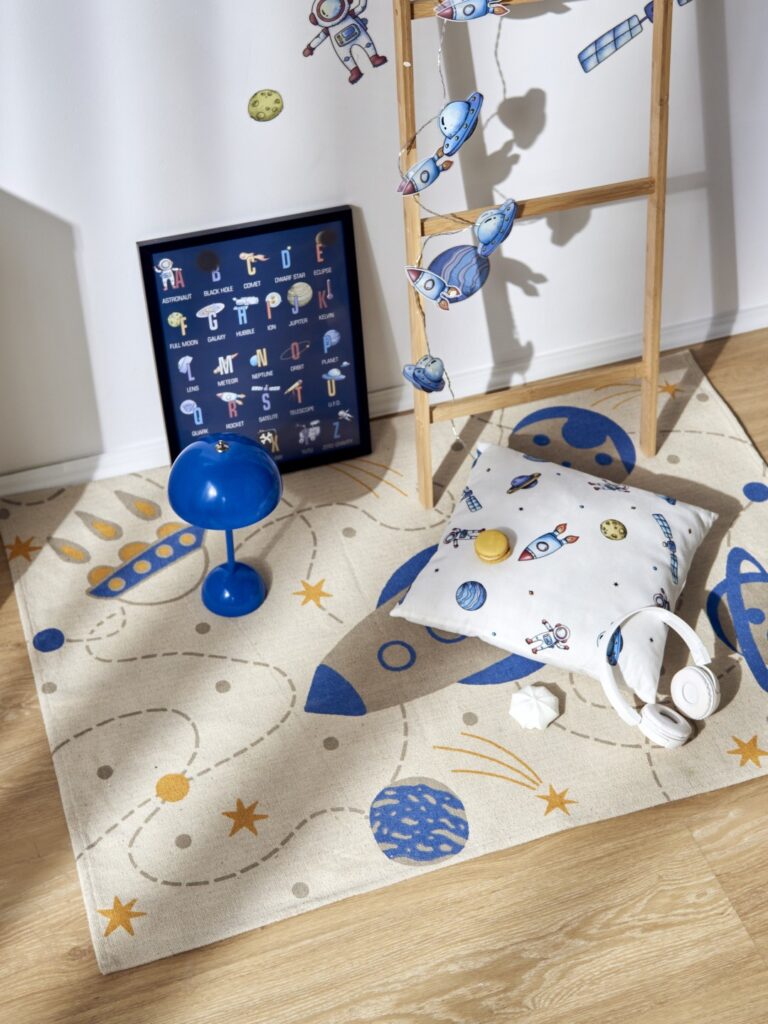 Sesja aranżacyjna Kosmos Space Dreams: kącik dziecięcy z dywanem, tematyczna stylizacja