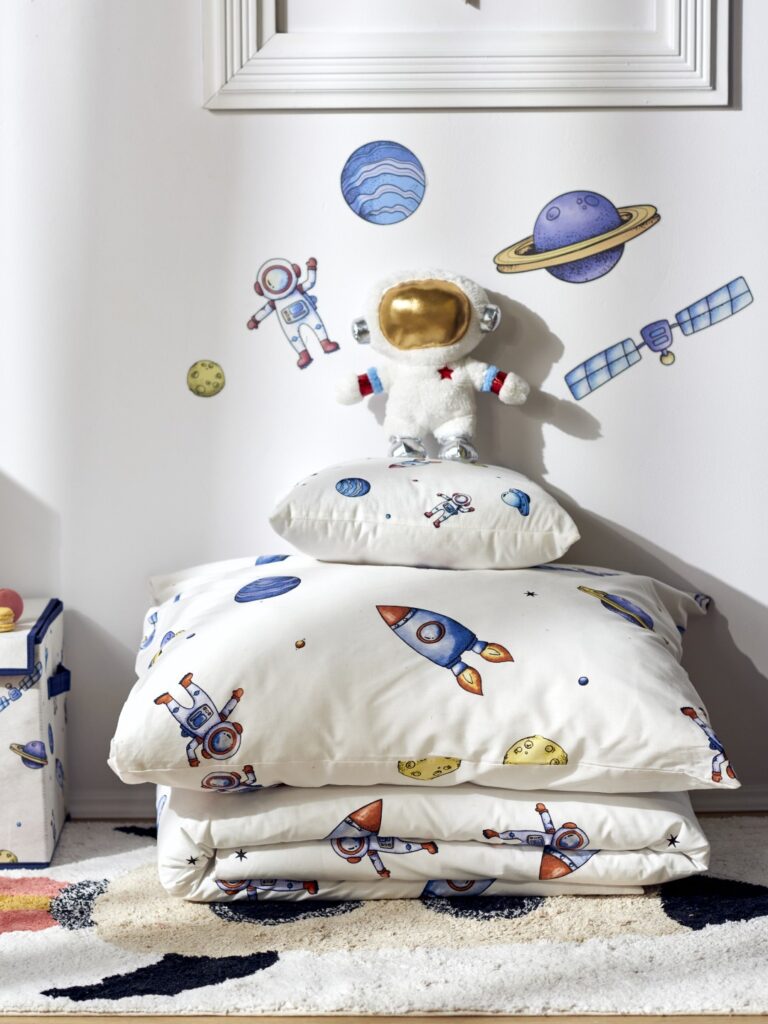 Sesja aranżacyjna Kosmos Space Dreams: ł&oacute;żko z kosmiczną poszewką, kreatywna fotografia