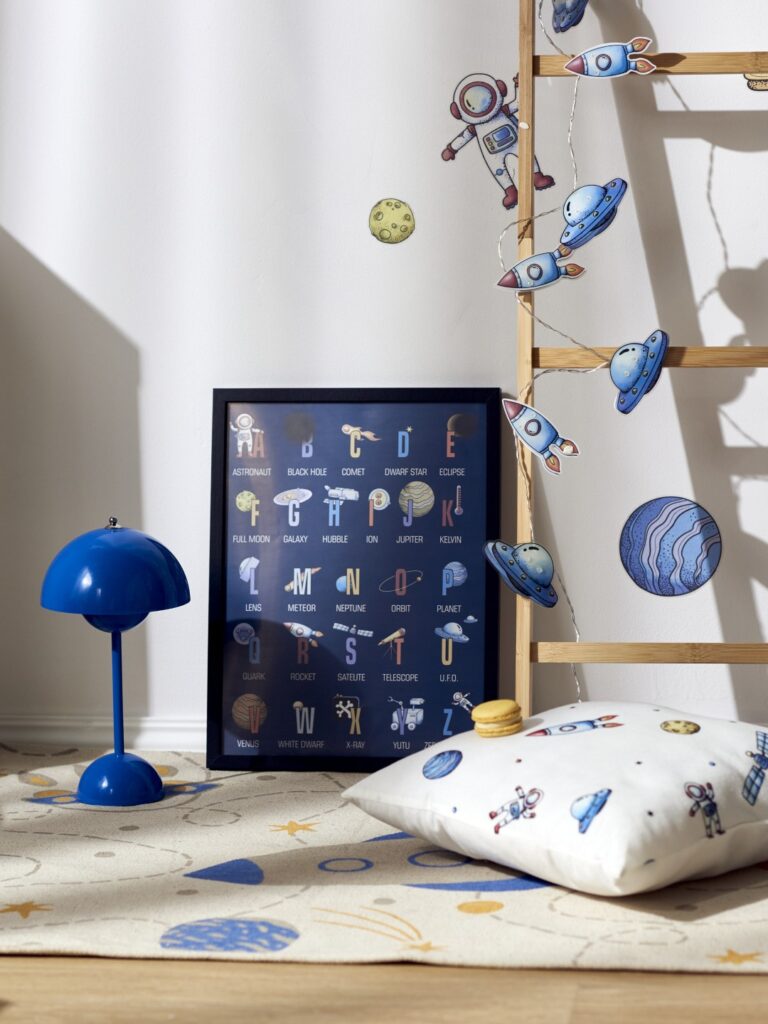 Sesja aranżacyjna Kosmos Space Dreams: obraz w pokoju dziecka, kreatywna fotografia aranżacyjna