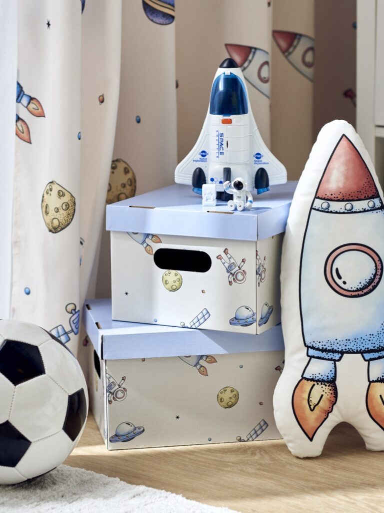 Sesja aranżacyjna Kosmos Space Dreams: stylizowane pudełka w pokoju dziecka, tematyczna fotografia aranżacyjna