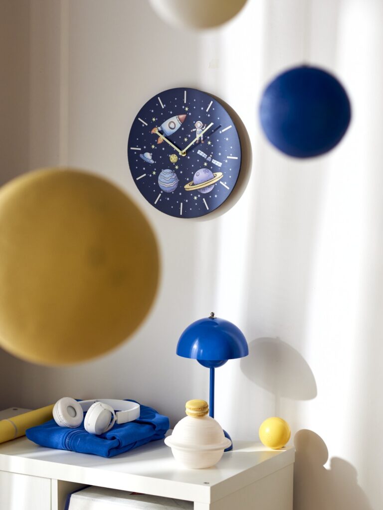 Sesja aranżacyjna Kosmos Space Dreams: zegarek ścienny w pokoju dziecka, tematyczna stylizacja wnętrza