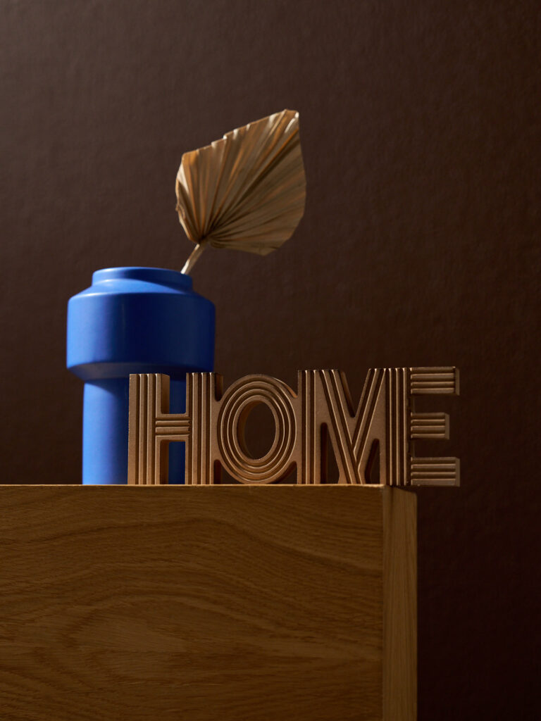 Sesja aranżacyjna home: przestrzenny napis w dekoracji wnętrza, artystyczna fotografia aranżacyjna