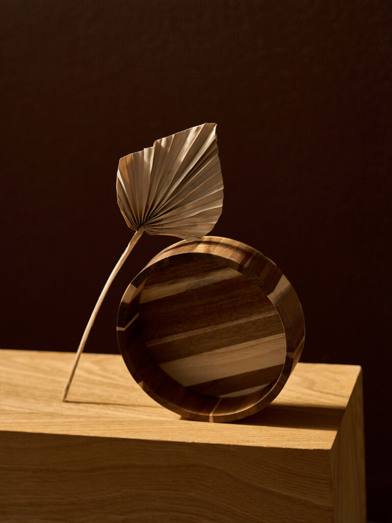 Sesja aranżacyjna home: elegancka taca dekoracyjna, artystyczna stylizacja produkt&oacute;w domowych