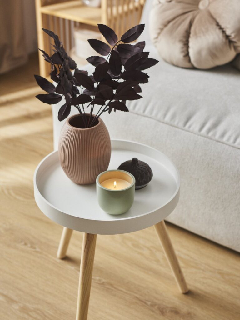 Sesja aranżacyjna home: świeczki zapachowe w salonie, artystyczna stylizacja wnętrza