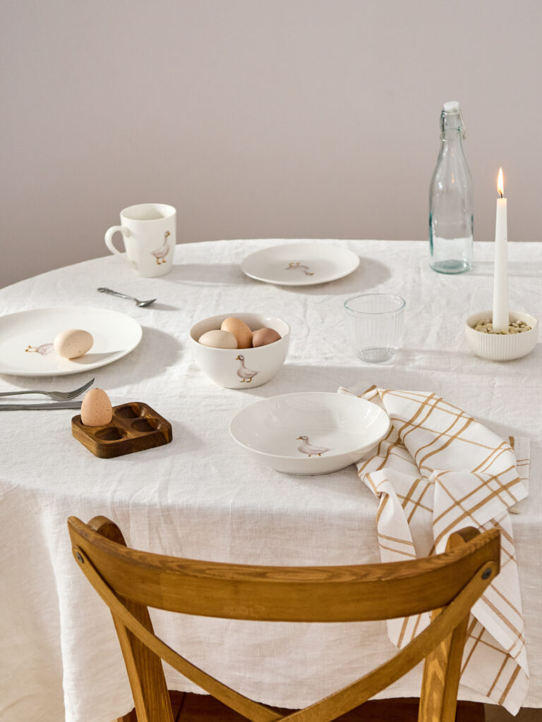 Sesja ceramiki Gąski: profesjonalna zastawa stołowa na białym obrusie