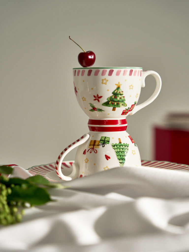 Sesja reklamowa Święta: świąteczne kubki ceramiczne, kampania produktowa artykuł&oacute;w bożonarodzeniowych