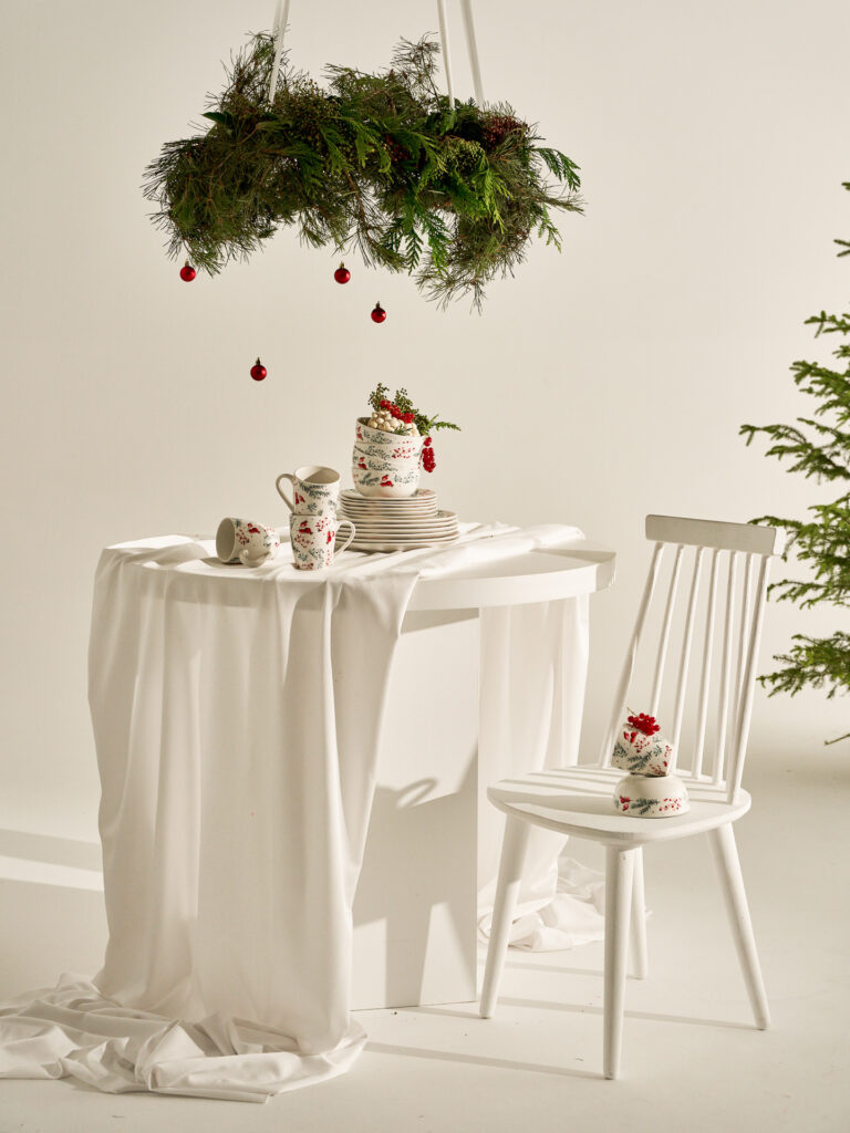 Sesja reklamowa Święta: świąteczny st&oacute;ł z ceramiką bożonarodzeniową, profesjonalna fotografia