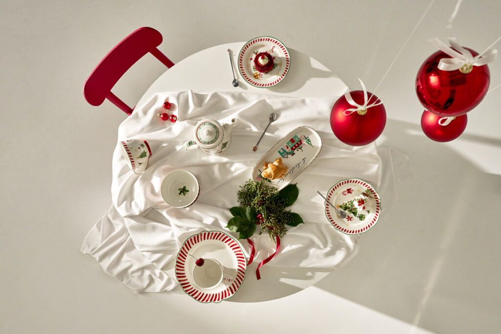 Sesja reklamowa Święta: świąteczny st&oacute;ł z ceramiką i bombkami, artystyczna aranżacja
