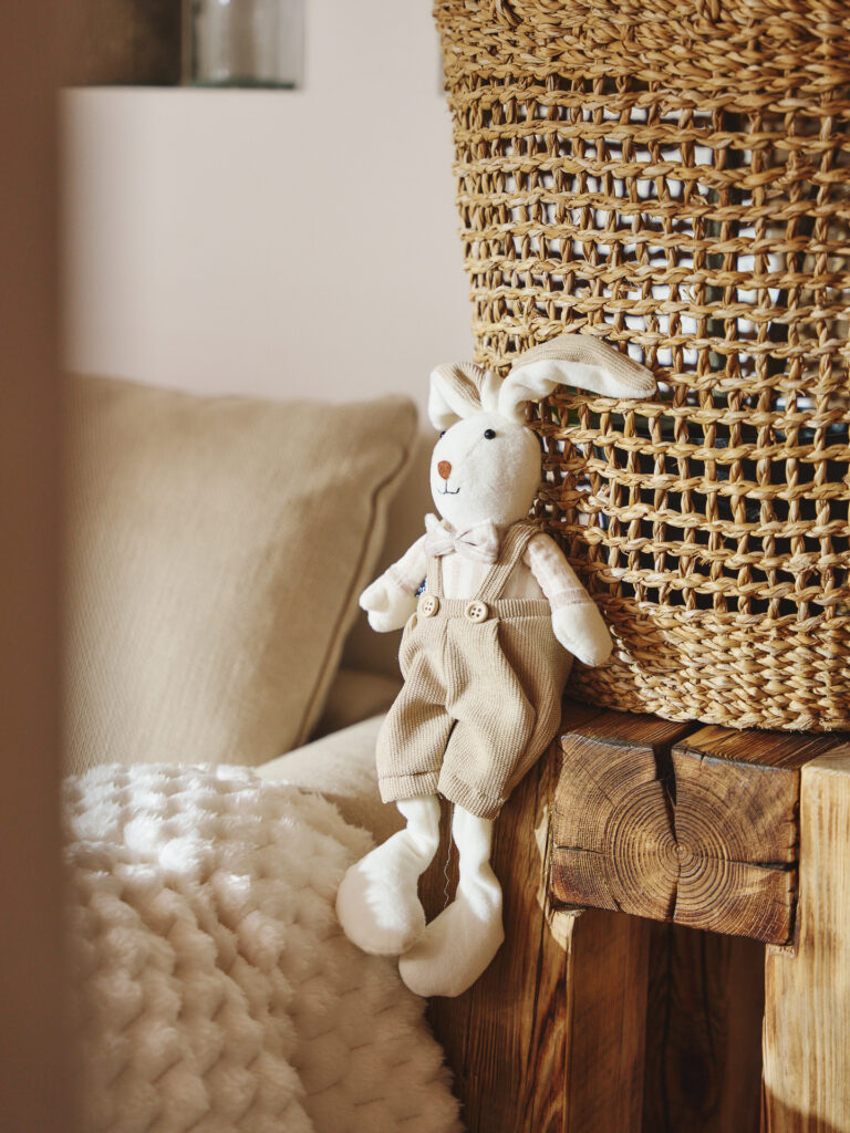 Sesja reklamowa Wielkanoc: dekoratywny kr&oacute;liczek wielkanocny, sesja kampanii