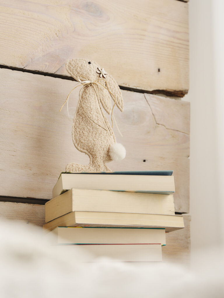 Sesja reklamowa Wielkanoc: dekoracyjny kr&oacute;liczek wielkanocny, stylizacja kampanii reklamowej