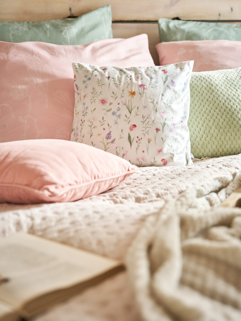 Sesja reklamowa Wielkanoc: wiosenne poduszki z motywami wielkanocnymi, profesjonalna stylizacja produkt&oacute;w