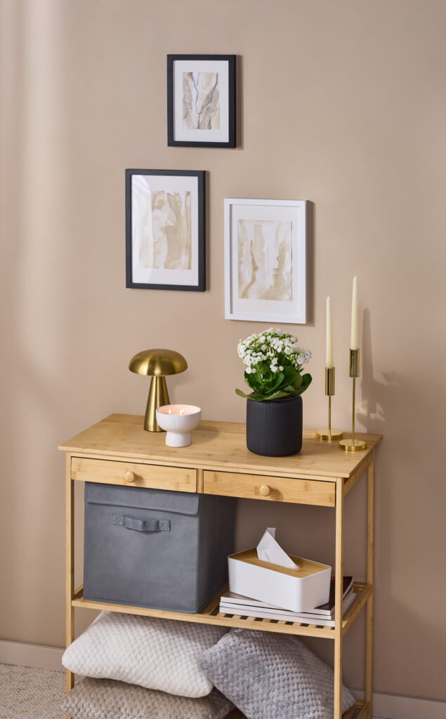 Sesja reklamowa Sinsay: witryną sklepu z ramkami i akcesoriami domowymi, profesjonalna fotografia handlowa