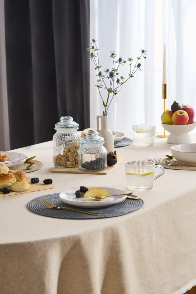 Sesja reklamowa Sinsay: witryną sklepu ze stołem z jedzeniem, profesjonalna fotografia