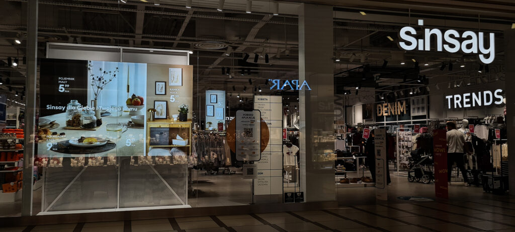 Sesja reklamowa Sinsay: nowoczesna witryną sklepu Sinsay w Gdańsku, kampania handlowa